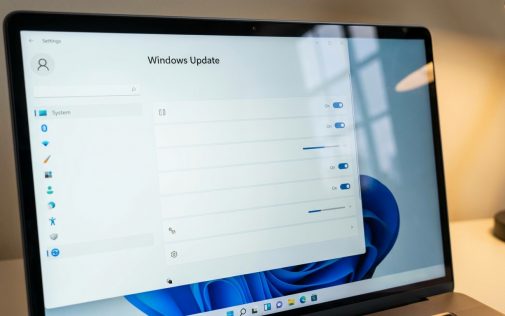 Windows Update beállítások képernyő a Settings alkalmazásban, kék kapcsolókkal és frissítési opciókkal.