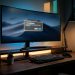 Gamer asztal monitoros beállítással, billentyűzettel és egérrel, éjszakai munkakörnyezetben.